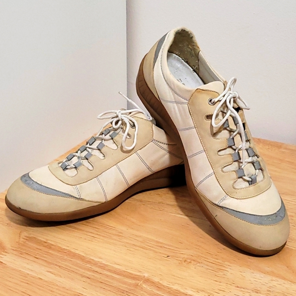 STUART WEITZMAN LACE UP OXFORD SHOES